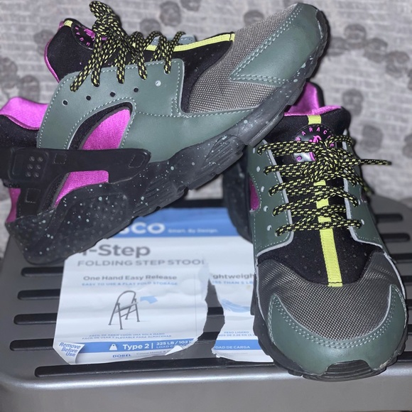 nikes - Picture 3 of 3